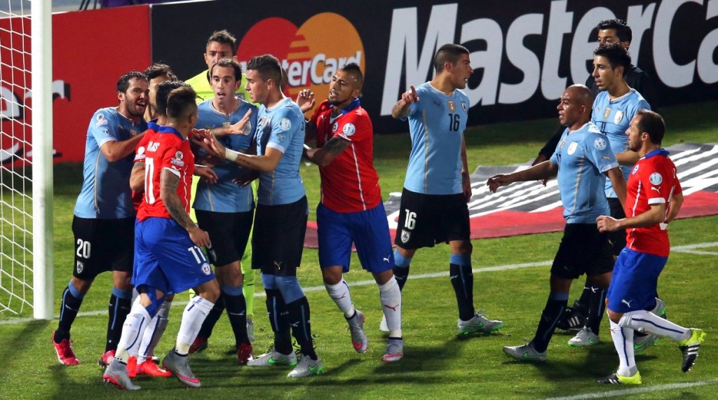 Chilean and Uruguayan footballers argue during their 2015 Copa America football championship quarterfinal match, in Santiago, on June 24, 2015.  AFP PHOTO / RODRIGO ARANGUA