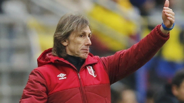 Peru's coach Ricardo Gareca directs his team against Colombia during their first round Copa America 2015 soccer match at Estadio Municipal Bicentenario German Becker in Temuco, Chile, June 21, 2015. REUTERS/Henry Romero