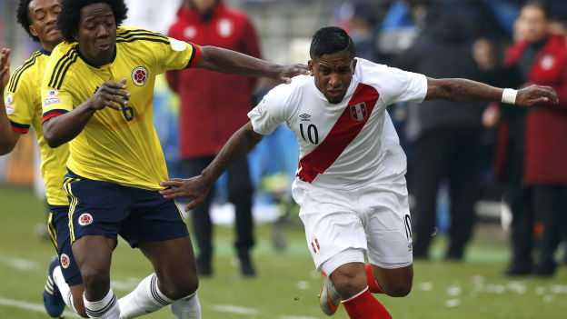 Colombia's Carlos Sanchez and Peru's Jefferson Farfan (R) fight for the ball during their first round Copa America 2015 soccer match at Estadio Municipal Bicentenario German Becker in Temuco, Chile, June 21, 2015. REUTERS/Carlos Garcia Rawlins
