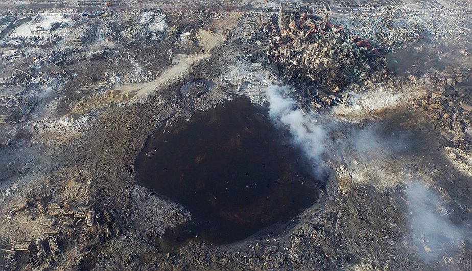 STR01. Tianjin (China), 15/08/2015.- An aerial view of a large hole in the ground in the aftermath of a huge explosion that rocked the port city of Tianjin, China, 15 August 2015. Explosions and a fireball at a chemical warehouse killed at least 85 people in the north-eastern Chinese port city of Tianjin late on 12 August. New explosions rocked a chemical warehouse in northern China as police ordered residents to evacuate buildings within a three-kilometre radius, state media said on 15 August. EFE/EPA/STR CHINA OUT