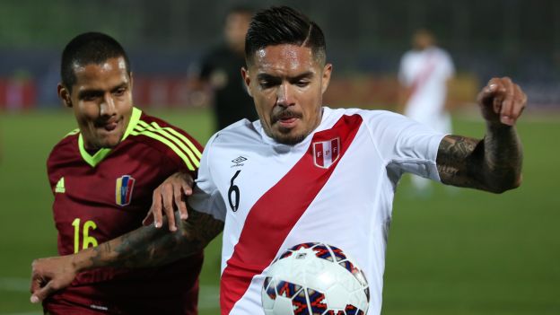 VALPARAISO, CHILE - JUNE 18: Juan Vargas of Peru fights for the ball with Roberto Rosales of Venezuela during the 2015 Copa America Chile Group C match between Peru and Venezuela at Elías Figueroa Brander Stadium on June 18, 2015 in Valparaiso, Chile. (Photo by Daniel Jayo/LatinContent/Getty Images) *** Local Caption *** Juan Vargas; Roberto Rosales