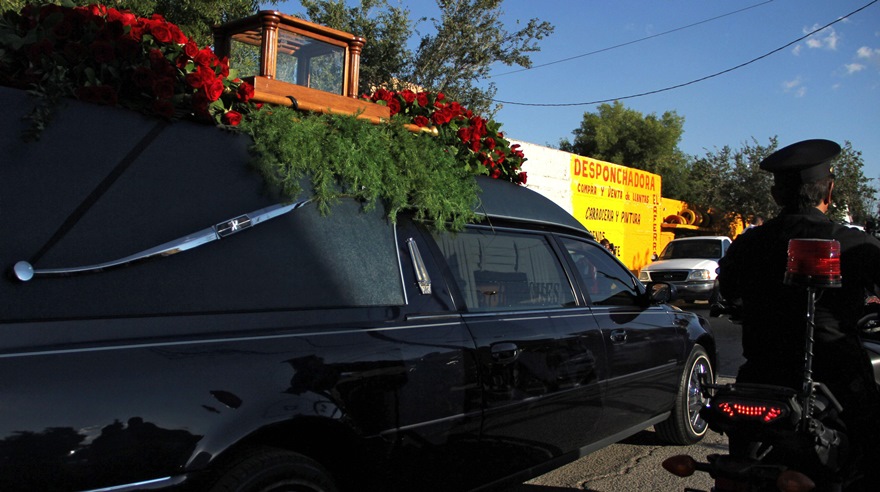 Police escort the hearse carrying the urn (on top) containing the ashes of Mexican singer-songwriter Juan Gabriel as it arrives at Ciudad Juarez in Chihuahua state, Mexico on September 3, 2016. The ashes of Juan Gabriel arrived Saturday to Ciudad Juarez from the United States, where he lived, and where he died on August 28, at age 66. / AFP / HERIKA MARTINEZ