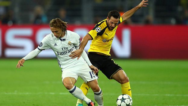 DORTMUND, GERMANY - SEPTEMBER 27:  Gonzalo Castro of Borussia Dortmund and Luka Modric of Real Madrid tussle for the ball during the UEFA Champions League Group F match between Borussia Dortmund and Real Madrid CF at Signal Iduna Park on September 27, 2016 in Dortmund, North Rhine-Westphalia.  (Photo by Dean Mouhtaropoulos/Bongarts/Getty Images)